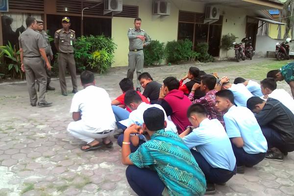 Bolos Sekolah, 16 Siswa Terjaring Razia Di Warnet