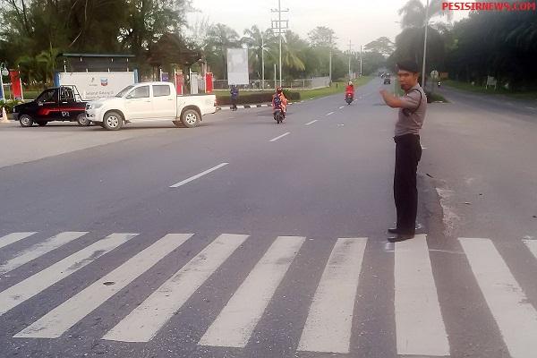 Ciptakan Arus Lalu Lintas Tertib, Pagi Hari Polisi Hadir Layani Masyarakat