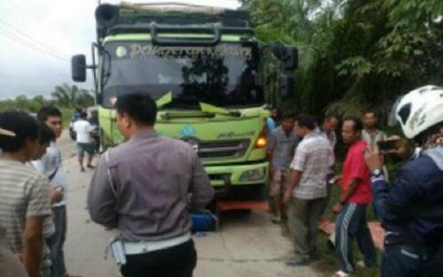 Kakek Pemotor Tewas di Lintas Timur Setelah Tabrakan dengan Truk