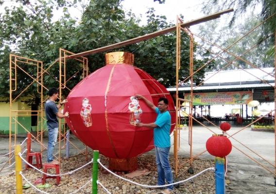 Lampion Rasaksa Warnai Malam Perayaan Imlek 2567 Di Pantai Pondok Permai