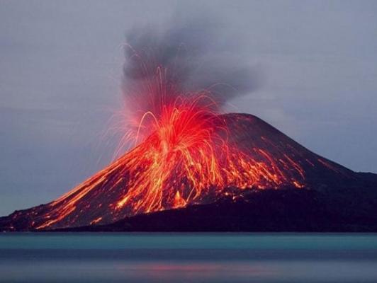 Meletus, Semeru Muntahkan Lava Panas