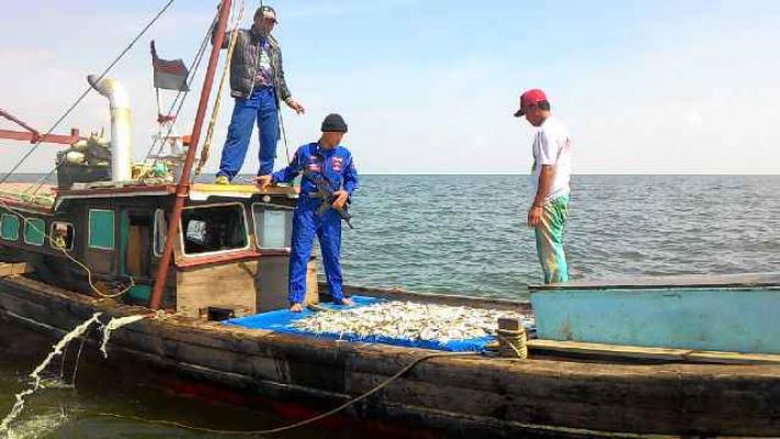 Menggunakan Jaring Trawl, KM Barokah2  di Amankan di Wilayah Perairan Inhil