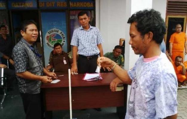 Narkoba Bernilai Miliaran Rupiah Dibuang ke Selokan