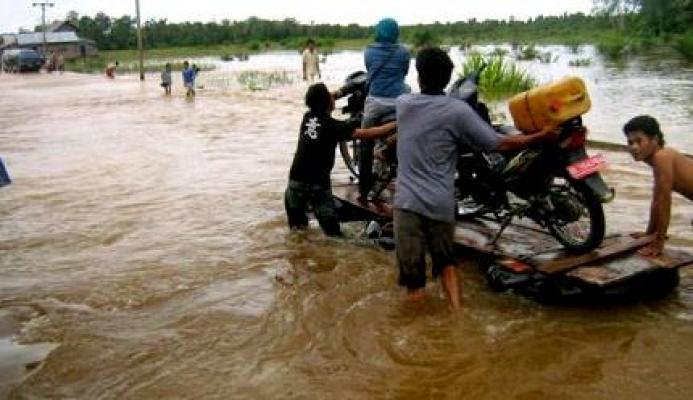 Pemkab Indramayu Salurkan Bantuan untuk Korban Banjir