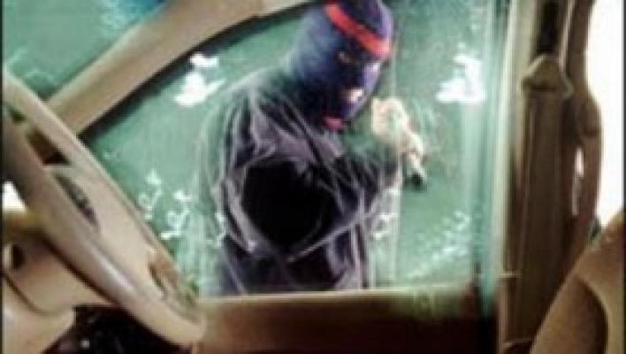 Pergi Berobat, Kacah Mobil Dipecah Rampok