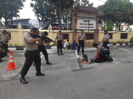 Polresta Pekanbaru Diancam Bom, Anggota Sabhara Senjata Lengkap Turun Tangan