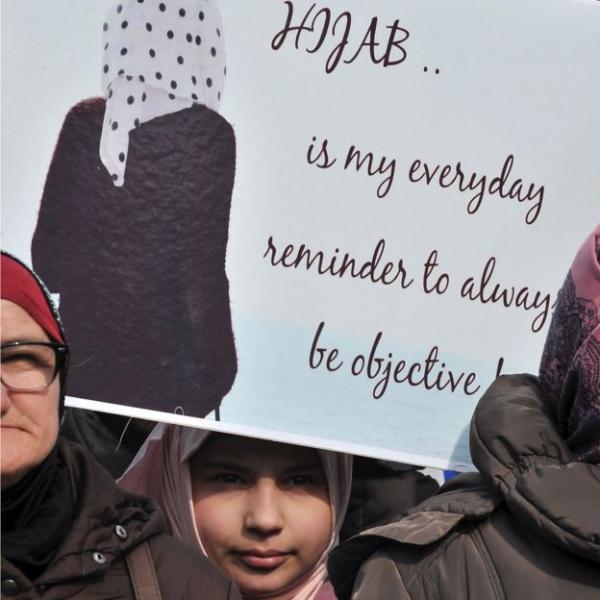 Ribuan Muslimah Bosnia lakukan aksi protes menentang pelarangan hijab