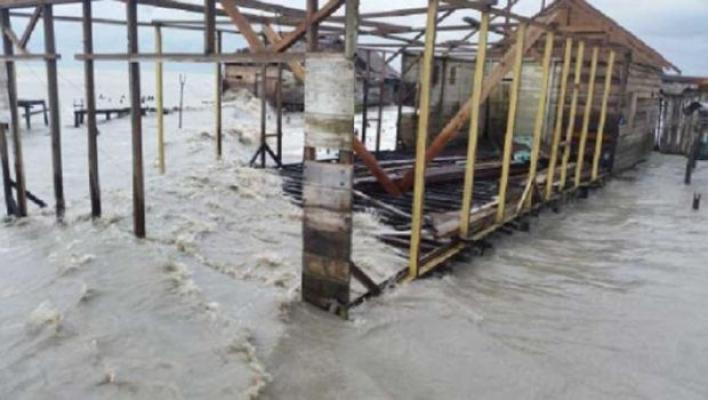Rumah di Kateman Inhil Jatuh ke Laut, Dihantam Gelombang Tinggi