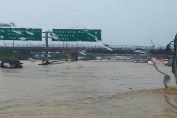 Tanggul Danau Jebol, Tol Jakarta-Cikampek Kebanjiran