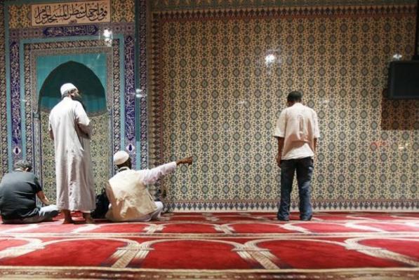 Tujuh Pekerja Muslim di AS Dipecat Karena Shalat