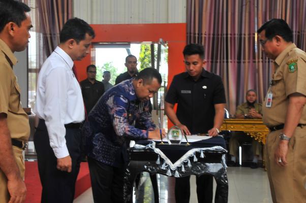 Bupati Irwan Minta Kades Lebih Berhati-hati Kelola Keuangan Desa : Jangan Disimpan di Rumah