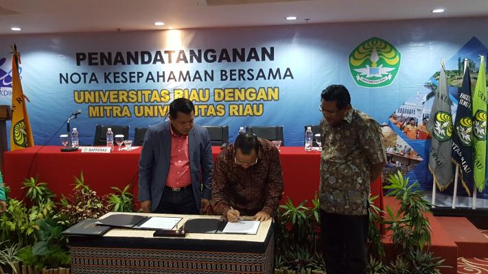 Tingkatkan SDM, Bupati Irwan Teken MoU dengan UR