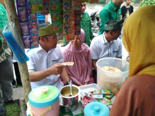 Begini Dekatnya Pasangan Firdaus-Rusli dengan Masyarakat Saat Menikmati Kelapa Muda di Lintas Timur