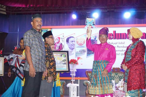 Buku Biografi Bupati Inhil dan Isteri Dilaunching