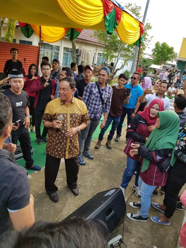 Bupati Zaman Now, Bupati Inhil Guncang Taman Kota Dengan 2 Tembang Dangdut