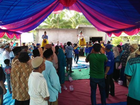 Menjemput aspirasi ke daerah,DR H.Firdaus diarak pakai singa depok oleh masyarakat Desa Bayas Jaya.