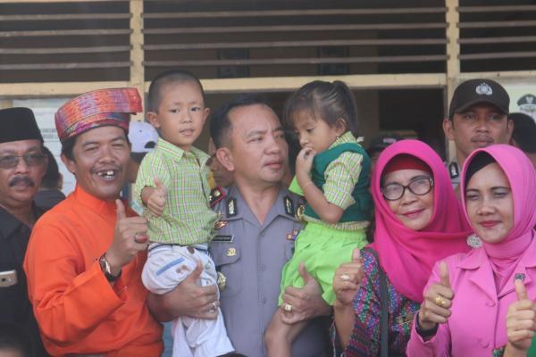 Kapolres Inhil Berikan Bantuan Sembako dan Perlengkapan Sekolah Korban Kebakaran Desa Bekawan 