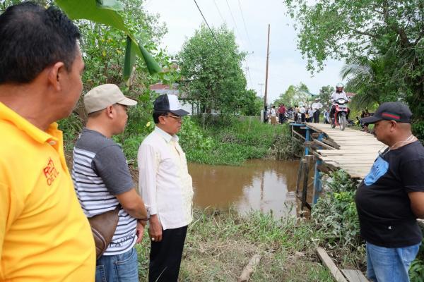 Kunjungan Ke Desa Sungai Luar, Bupati  Inhil Lihat Kondisi Terkini Jembatan Yang Pernah Ambruk