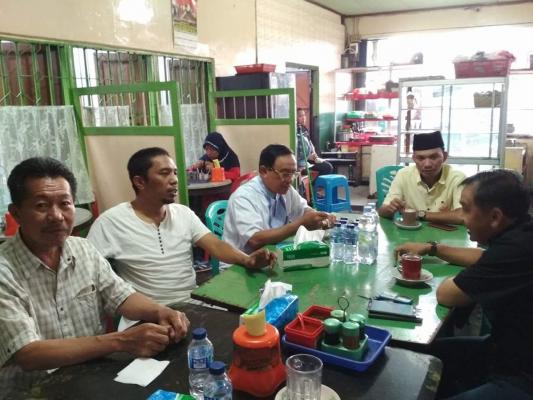 Melepas Lelah Di Hari Libur, Bupati Inhil Nikmati Secangkir Kopi