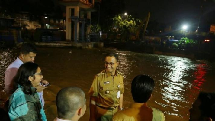 Netizen Temukan Kejanggalan di Foto-foto Anies saat Tinjau Banjir Jakarta, Perhatikan Waktunya!
