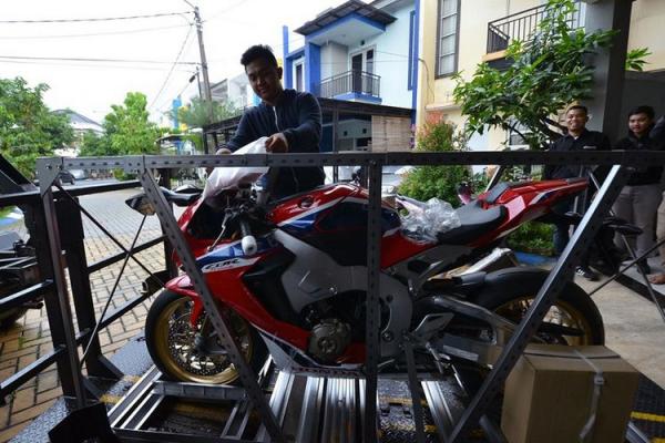 Oalah, Pria Ini Terima Kado dari Mama, Honda CBR1000RR SP Nyaris Rp 700 juta