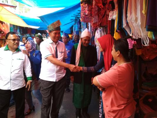 Paslon No urut 3 Firdaus/Rusli di arak pakai becak sampai pasar Ujung Batu
