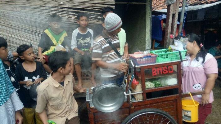 Tukang Bakso Ini Langsung Pucat saat Gerobaknya Digeledah Polisi, tapi Ujungnya Sumringah