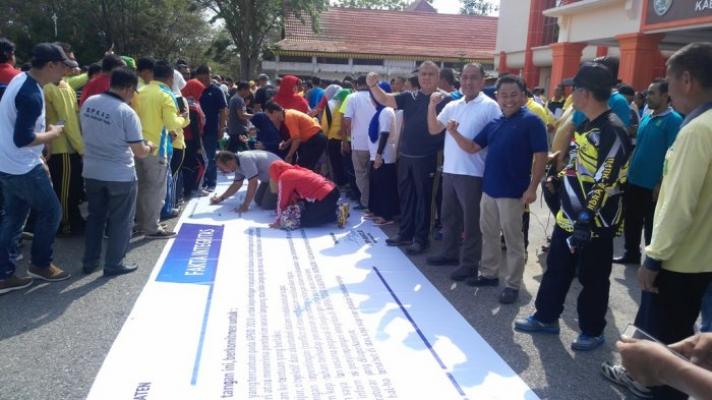 Usai Senam Pagi Bupati Yopi Ajak ASN Inhu Tandatangani Spanduk Berwarna Putih