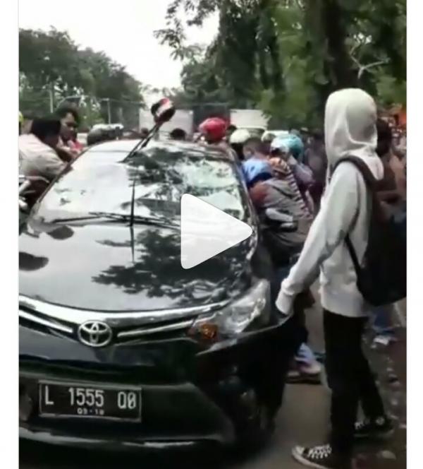 VIDEO: Detik-detik Menegangkan Mobil Buron Narkoba Jadi Sasaran Massa Saat Mau Ditangkap Polisi
