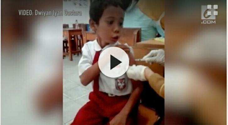 VIDEO: Reaksi Kocak Anak SD Disuntik Sambil Takbir
