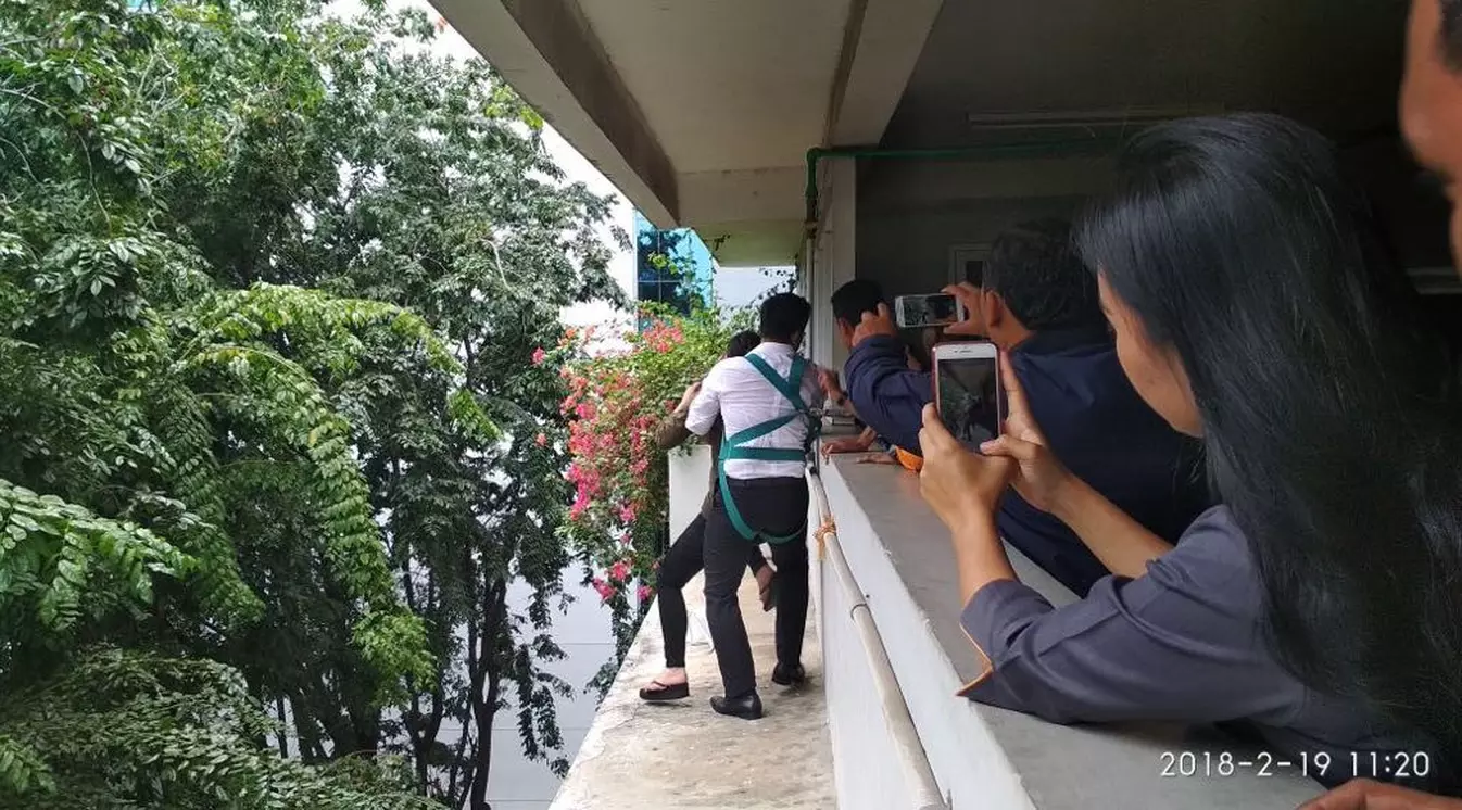Video Aksi Polisi Gagalkan Percobaan Bunuh Diri di Kelapa Gading