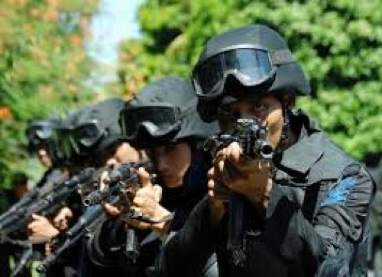 Densus 88 Melakukan Penggerebekan