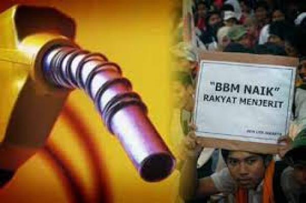 Tolak Kenaikan BBM, Mahasiswa Bakar Ban di Cikini