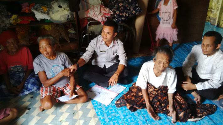 Baznas Meranti Kembali Salurkan Zakat, Kali Ini 3 Janda Jompo Sasarannya