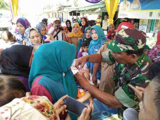 Diskes Rateh dan Danramil Laksanakan Polio di Pulau Kijang