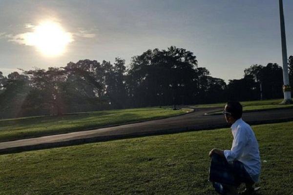 Gunakan Sarung dan Kacamata, Presiden Jokowi Berpose di Depan Gerhana Matahari