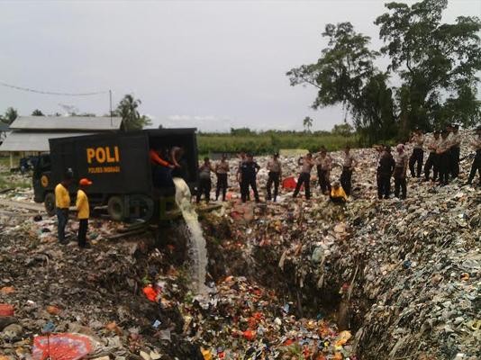 Polres Inhil Musnahkan 4000 Liter Miras Jenis Tuak