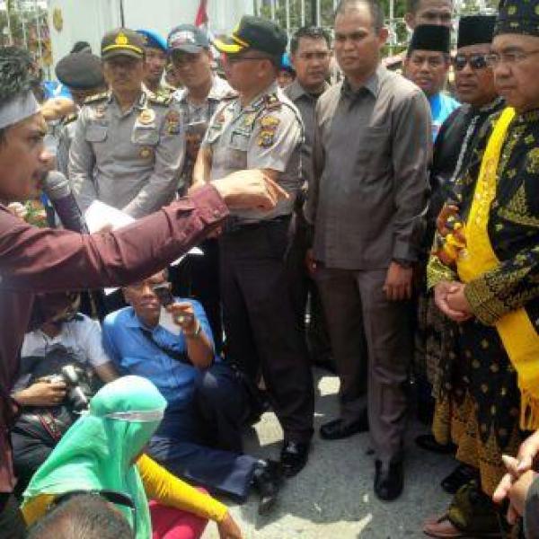 Akhirnya Gubernur Riau Temui Warga Sakai yang Berdemo di Kantornya