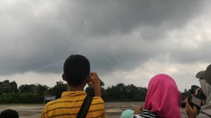 Atraksi Udara Pesawat Jupiter di Langit Lanud Roesmin Nurjadin Pekanbaru Membuat Warga Terpukau