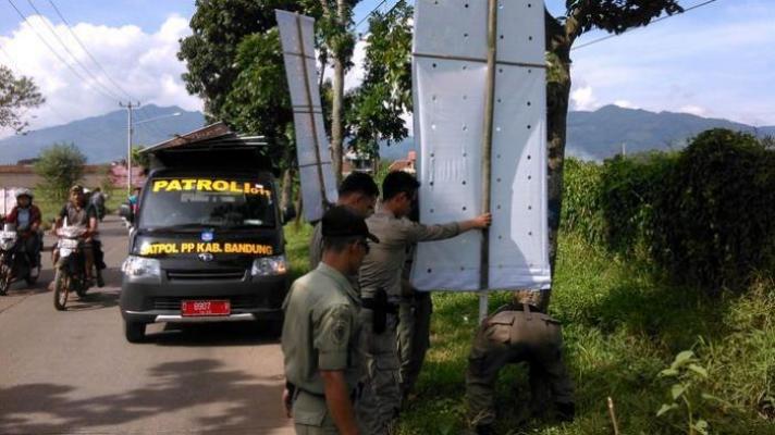 DPRD Pertanyakan Reklame Berserakan di Pekanbaru