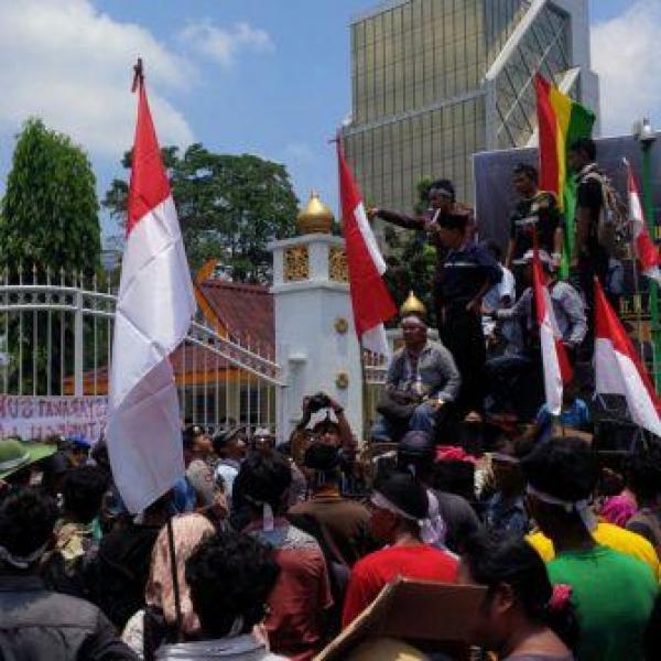 Desak PT Ivomas Kembalikan Lahan, Ratusan Warga Sakai Longmarch dari Rumbai ke Kantor Gubernur Riau