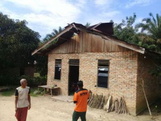 Diterpa Angin Puting Beliung, Belasan Rumah Warga di Rohul Rusak