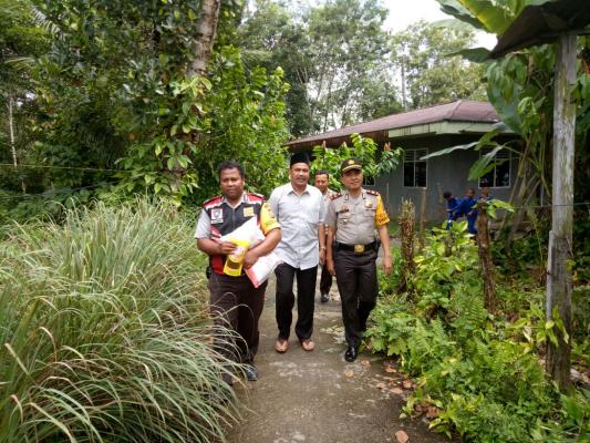 Jumat Barokah, Polsek Bangkinang Barat Bagi-bagi Sembako di Desa Merangin Kuok