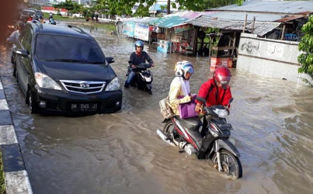 Macet Pagi Karena Banjir di Jalan Soerkarno-Hatta Pekanbaru, Ratusan Motor Mogok  