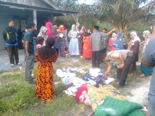 Mengamuk, Rombogan Ibu-ibu Bakar Tempat Tidur dan Pakaian Diduga Milik PSK di Simpang Kasus Belilas Inhu