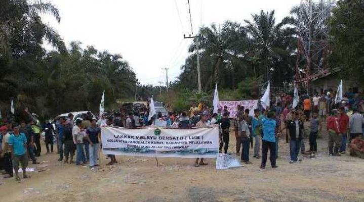 Minta Aspal Jalan, Warga Blokir Akses PT Arara Abadi di Kecamatan Pangkalan Kuras