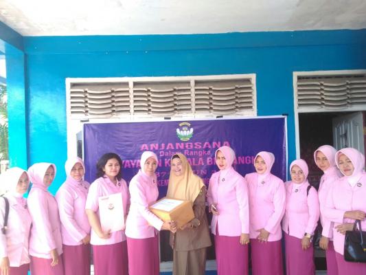 Piagam dan Tali Asih dari Ibu Bhayangkari Kampar