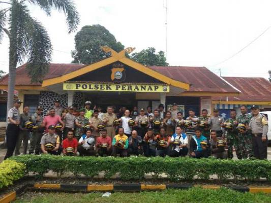 Polsek Peranap Inhu Serahkan 50 Helm Kepada Masyarakat