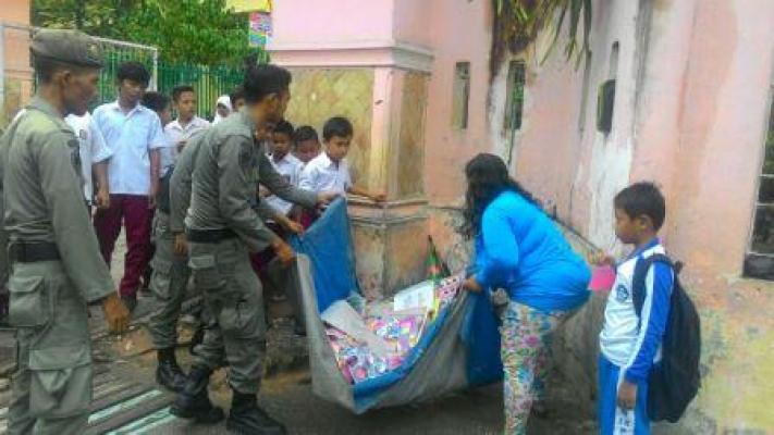 Satpol PP Pekanbaru Gusur Warga yang Berdagang di Depan Sekolah