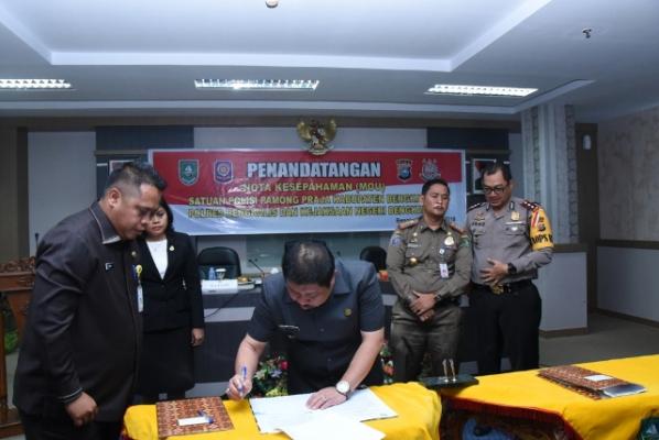  Bupati Amril Apresiasi Penandatanganan MoU Antara Satpol PP, Kejari dan Polres Bengkalis 